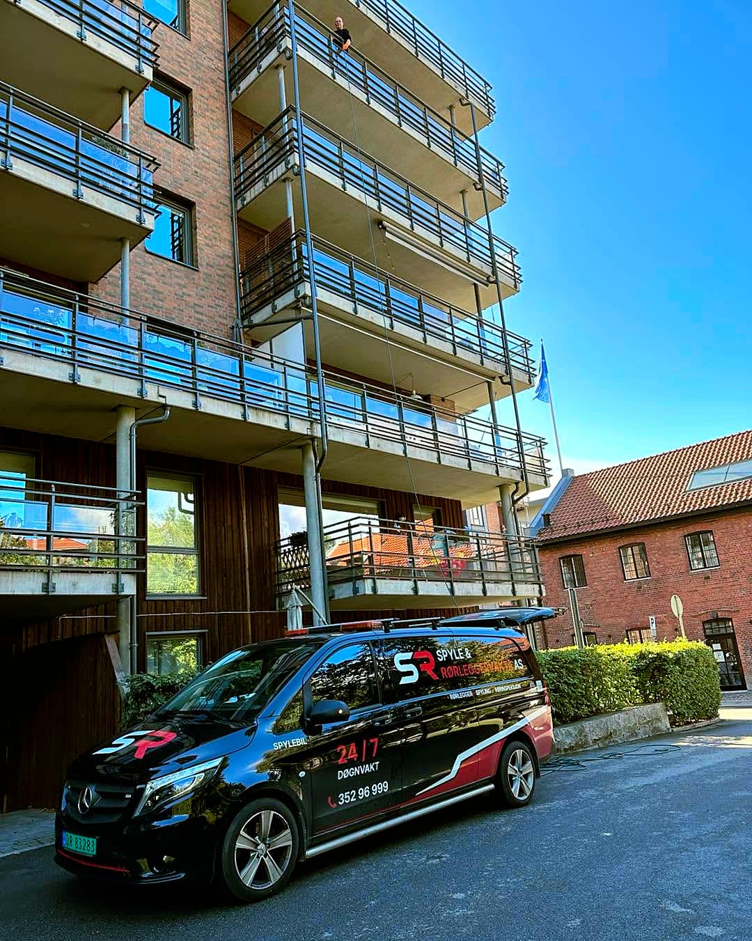 Servicebilen til Spyle & Rørleggervakta parkert foran et oppdrag